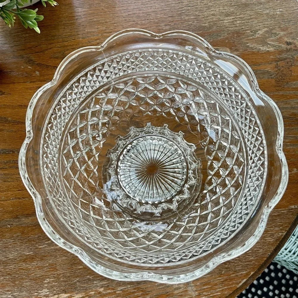 VINTAGE, ANCHOR HOCKING,10” WEXFORD GLASS BOWL WITH SCALLOPED RIM.10”W X 5 7/8”H